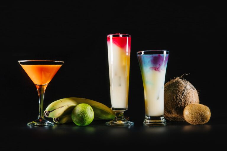 Drei Cocktails aus verschiedenen Ländern
